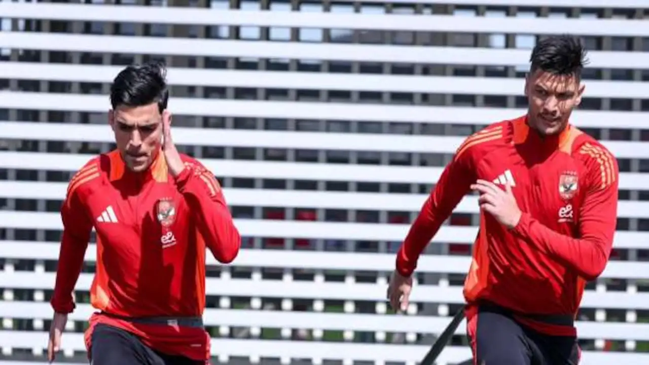 رحيل أشرف داري.. والده يكشف تفاصيل عرضي فرنسا وهولندا لمغادرة النادي الأهلي